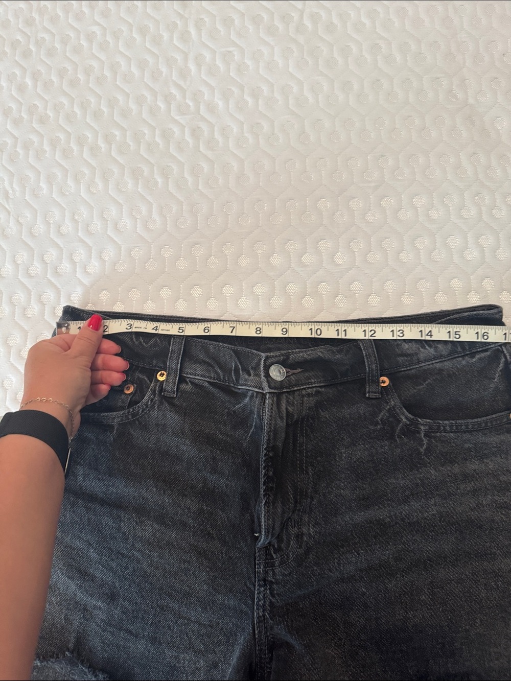 American Eagle Outfitters Black mid-Rise ex boyfriend Distressed Denim Shorts - Picture 5 of 7
